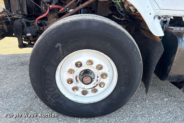 image for item EG6067 1996 International 2674 flatbed truck