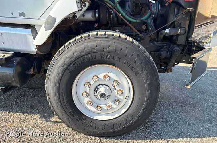 image for item EG6067 1996 International 2674 flatbed truck