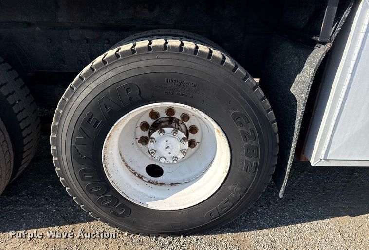 image for item EG6067 1996 International 2674 flatbed truck