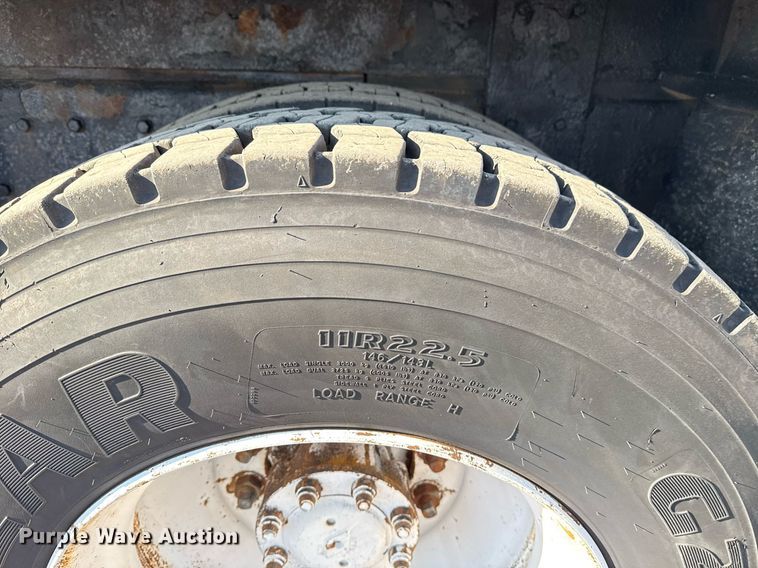 image for item EG6067 1996 International 2674 flatbed truck