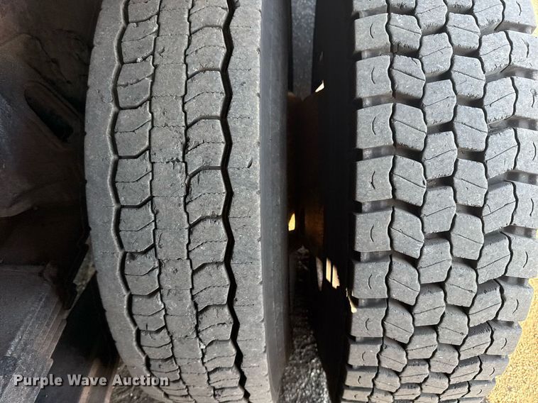 image for item EG6067 1996 International 2674 flatbed truck