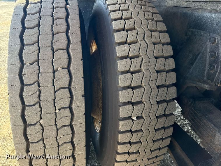 image for item EG6067 1996 International 2674 flatbed truck