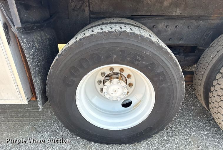 image for item EG6067 1996 International 2674 flatbed truck