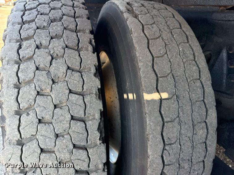 image for item EG6067 1996 International 2674 flatbed truck