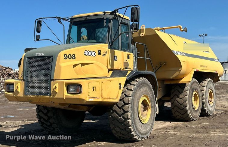 image for item EK8366 2003 John Deere 400D water wagon