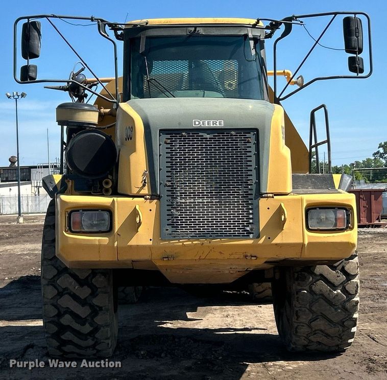 image for item EK8366 2003 John Deere 400D water wagon