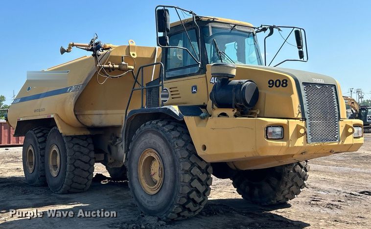 image for item EK8366 2003 John Deere 400D water wagon