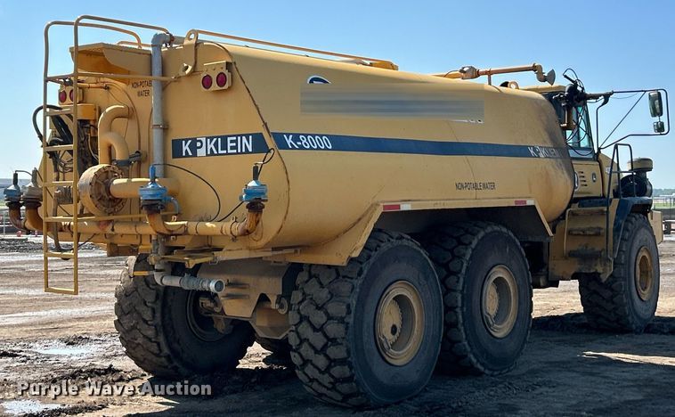 image for item EK8366 2003 John Deere 400D water wagon