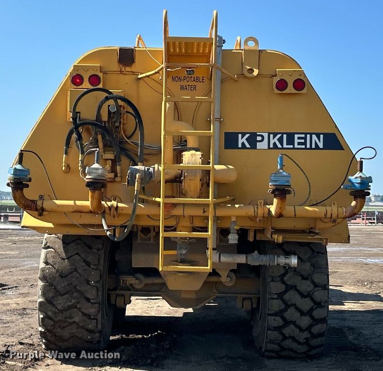 image for item EK8366 2003 John Deere 400D water wagon