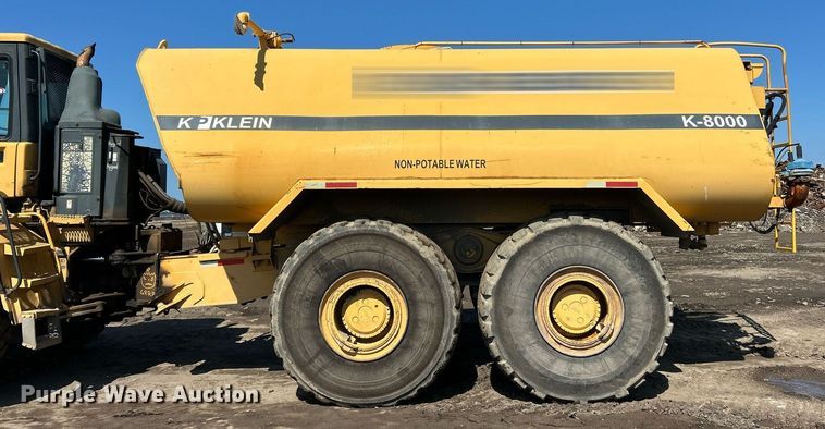 image for item EK8366 2003 John Deere 400D water wagon