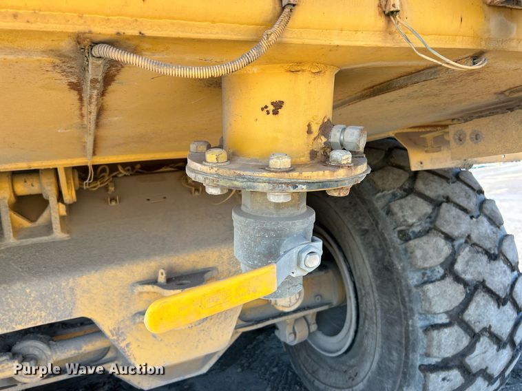 image for item EK8366 2003 John Deere 400D water wagon