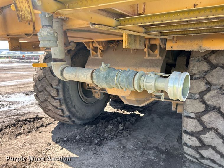 image for item EK8366 2003 John Deere 400D water wagon