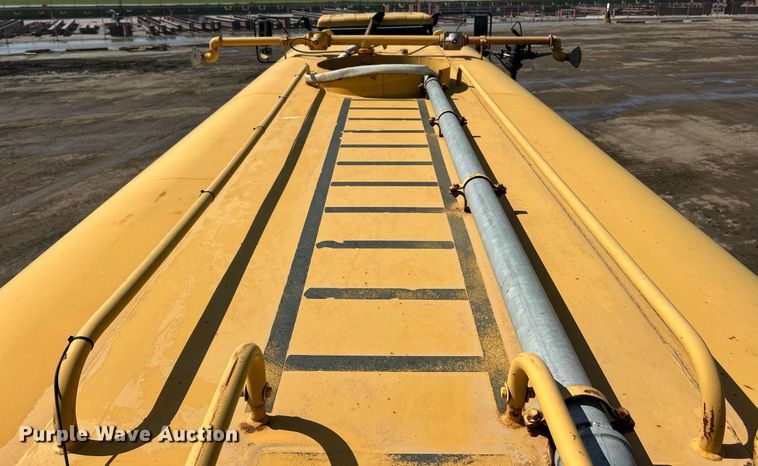 image for item EK8366 2003 John Deere 400D water wagon