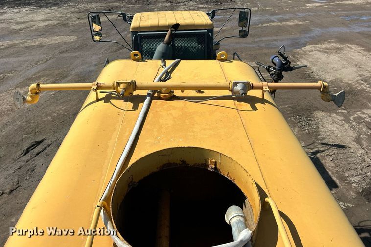 image for item EK8366 2003 John Deere 400D water wagon