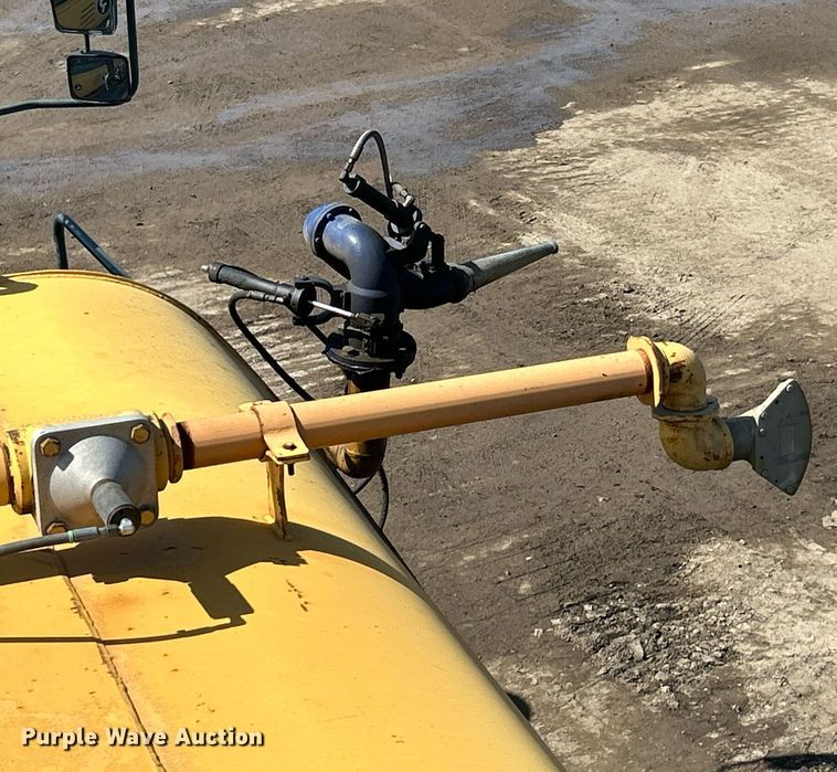 image for item EK8366 2003 John Deere 400D water wagon