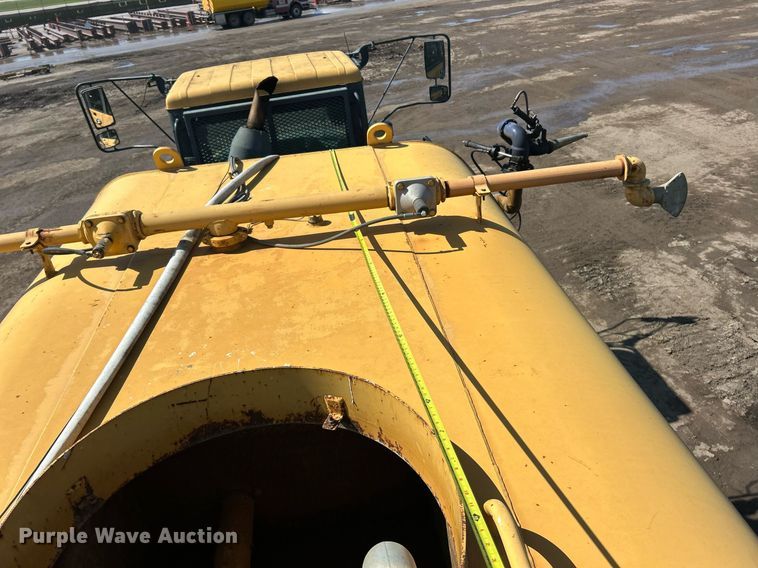 image for item EK8366 2003 John Deere 400D water wagon