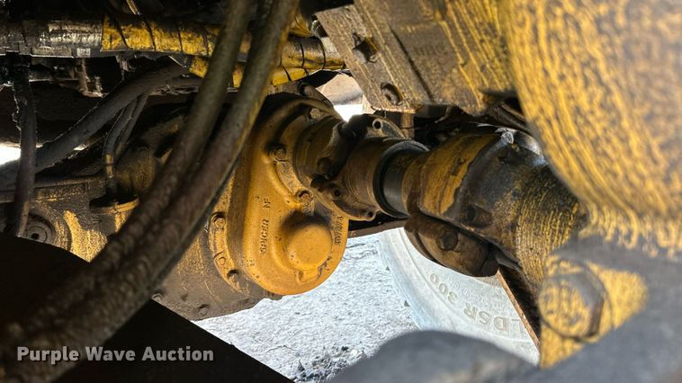 image for item EK8366 2003 John Deere 400D water wagon