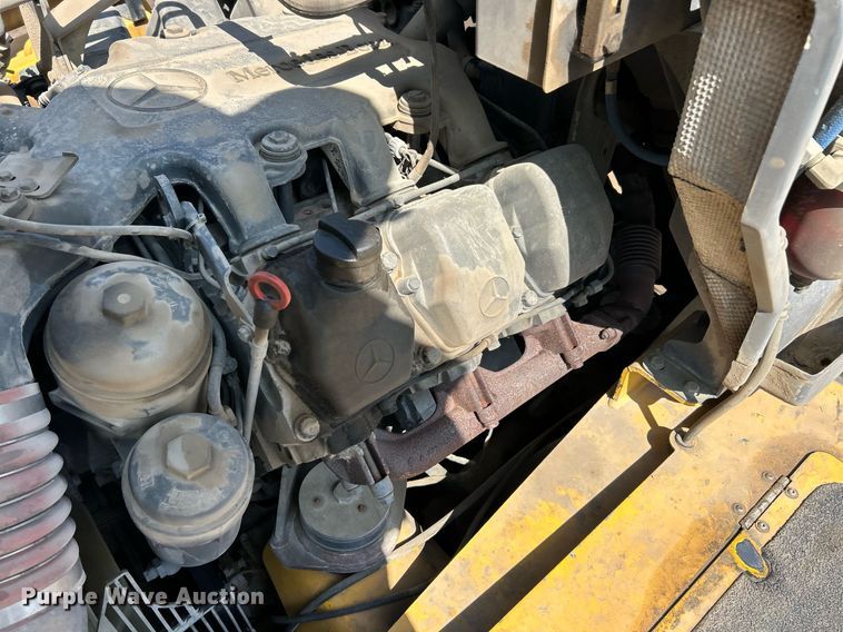 image for item EK8366 2003 John Deere 400D water wagon