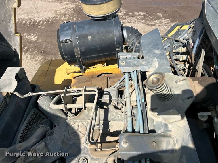 image for item EK8366 2003 John Deere 400D water wagon