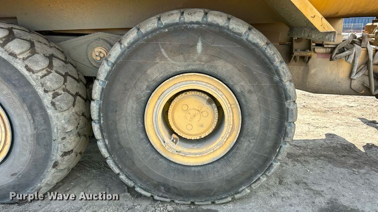 image for item EK8366 2003 John Deere 400D water wagon