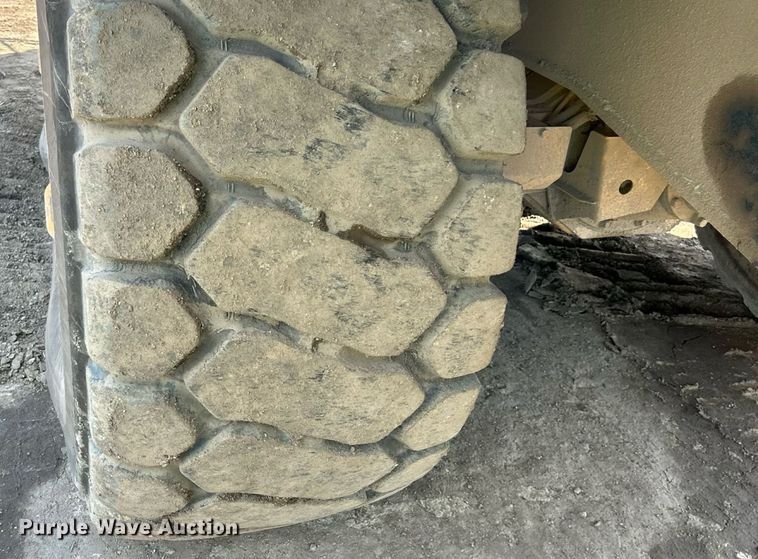 image for item EK8366 2003 John Deere 400D water wagon