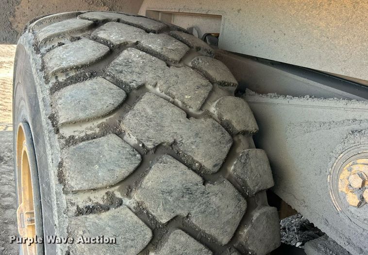 image for item EK8366 2003 John Deere 400D water wagon