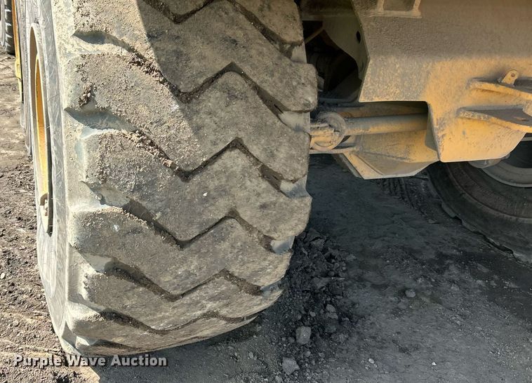 image for item EK8366 2003 John Deere 400D water wagon