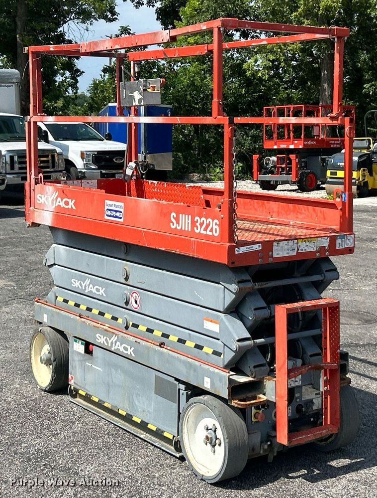 image for item EK8392 Skyjack SJIII 3226 scissor lift