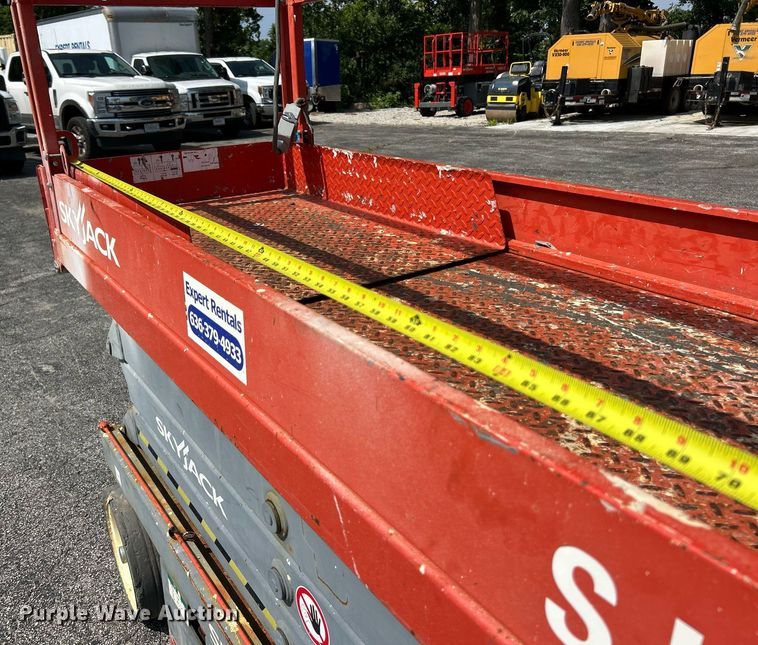 image for item EK8392 Skyjack SJIII 3226 scissor lift