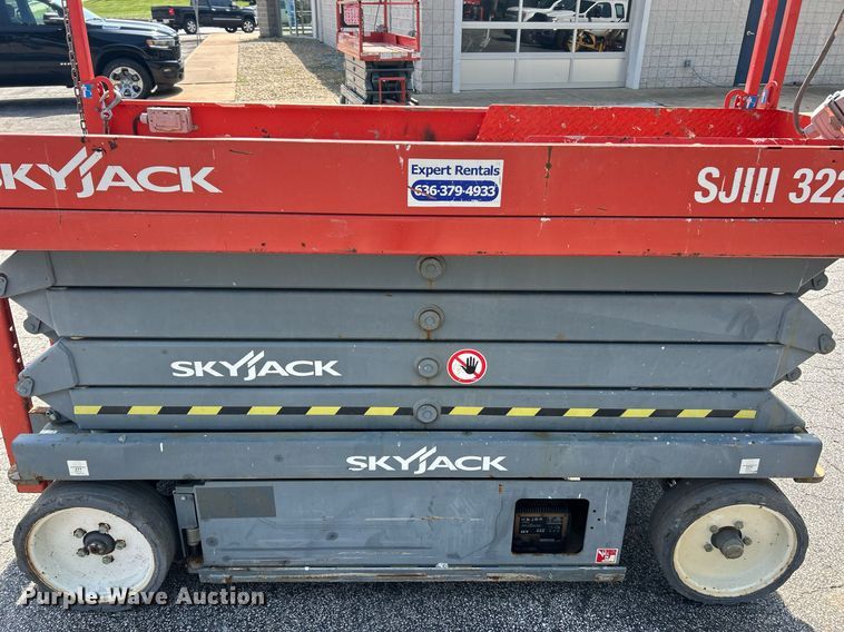 image for item EK8392 Skyjack SJIII 3226 scissor lift