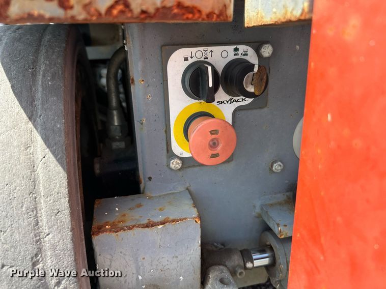 image for item EK8392 Skyjack SJIII 3226 scissor lift