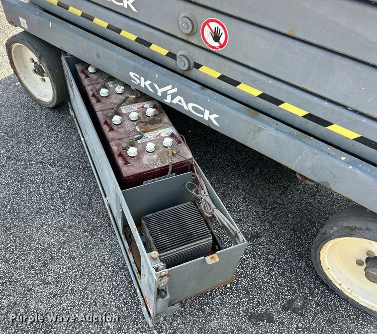 image for item EK8392 Skyjack SJIII 3226 scissor lift