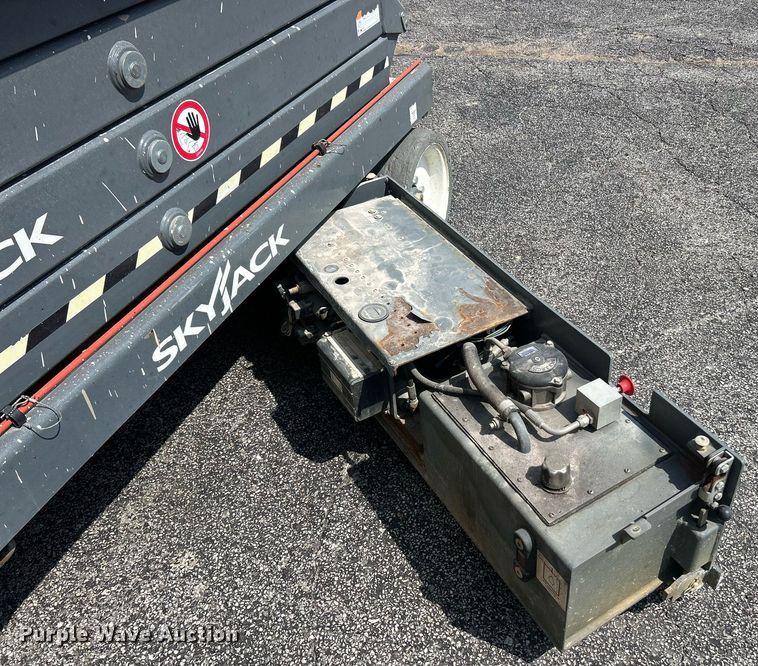 image for item EK8393 2017 Skyjack SJ3226 scissor lift