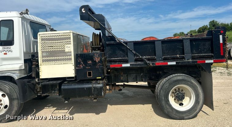 image for item EK8424 1997 Isuzu F7 flatbed truck