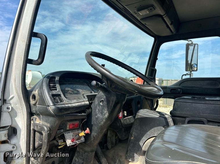 image for item EK8424 1997 Isuzu F7 flatbed truck