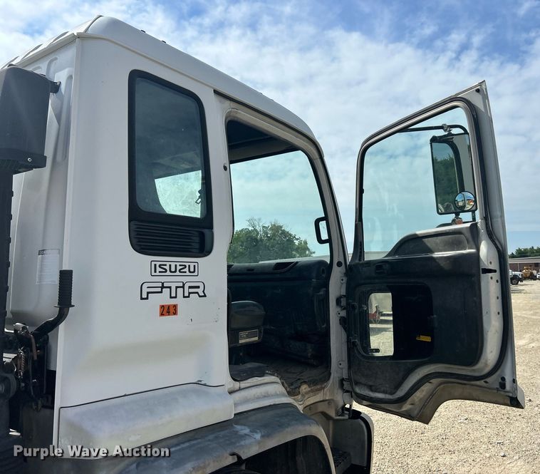 image for item EK8424 1997 Isuzu F7 flatbed truck