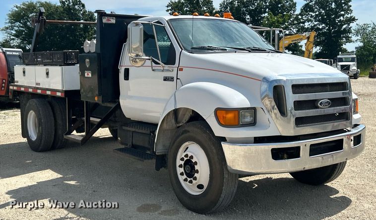 image for item EK8425 2007 Ford F750 Super Duty XL flatbed truck