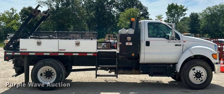 image for item EK8425 2007 Ford F750 Super Duty XL flatbed truck