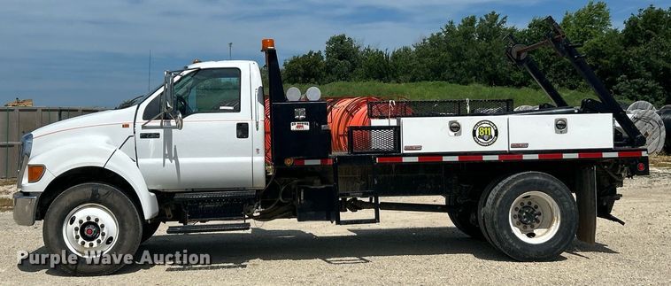 image for item EK8425 2007 Ford F750 Super Duty XL flatbed truck