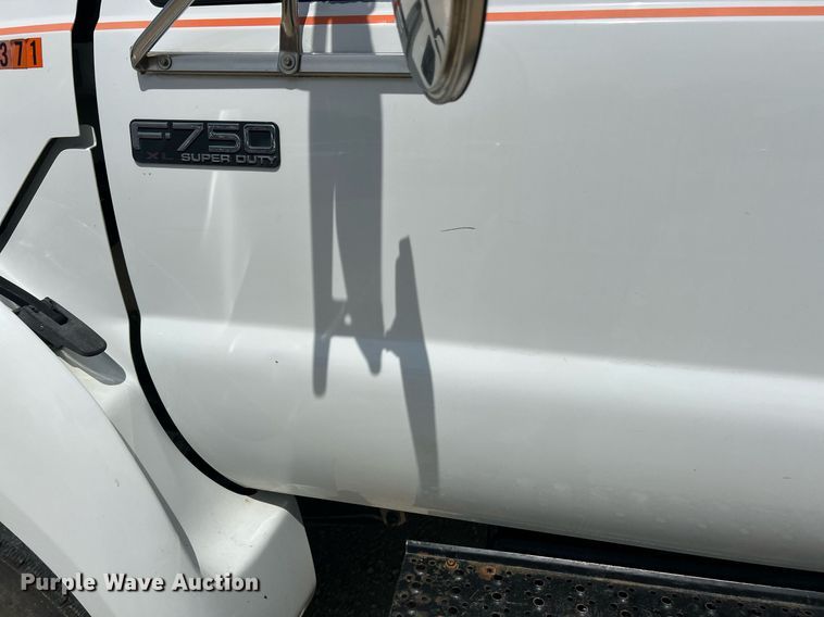 image for item EK8425 2007 Ford F750 Super Duty XL flatbed truck