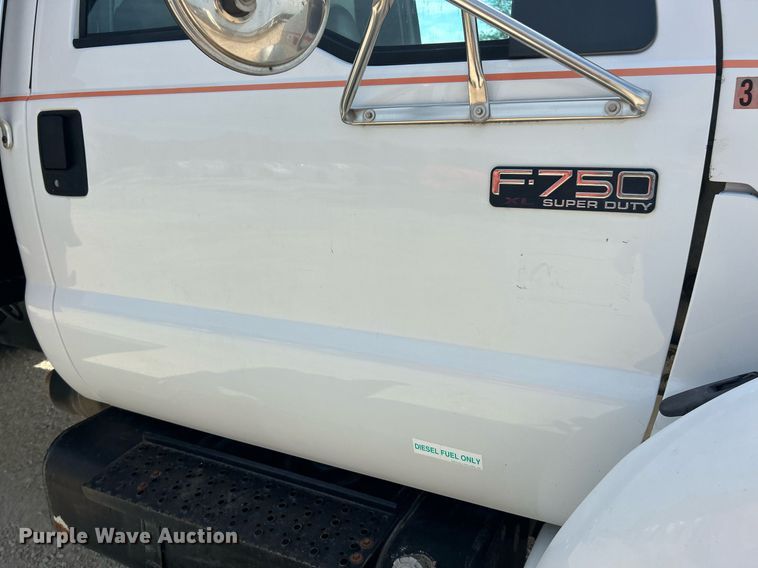 image for item EK8425 2007 Ford F750 Super Duty XL flatbed truck