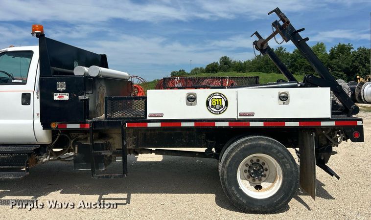 image for item EK8425 2007 Ford F750 Super Duty XL flatbed truck