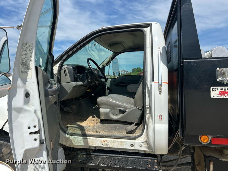 image for item EK8425 2007 Ford F750 Super Duty XL flatbed truck