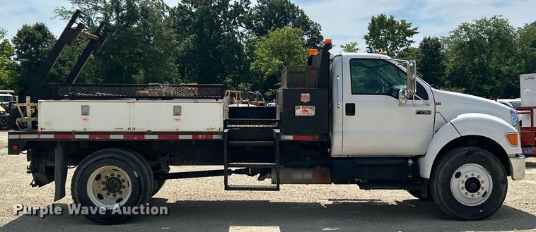 image for item EK8426 2007 Ford F750 Super Duty XL flatbed truck