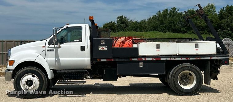 image for item EK8426 2007 Ford F750 Super Duty XL flatbed truck