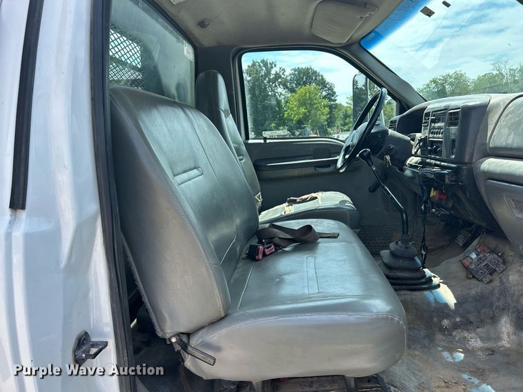 image for item EK8426 2007 Ford F750 Super Duty XL flatbed truck