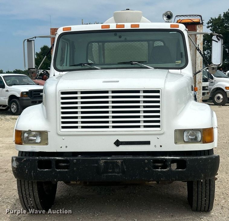 image for item EK8429 1998 International  4700 flatbed truck