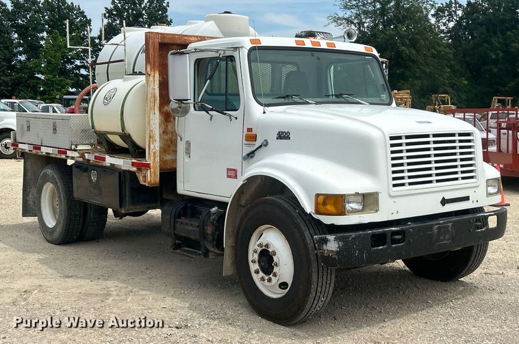 image for item EK8429 1998 International  4700 flatbed truck