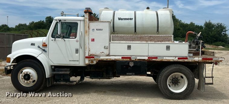 image for item EK8429 1998 International  4700 flatbed truck