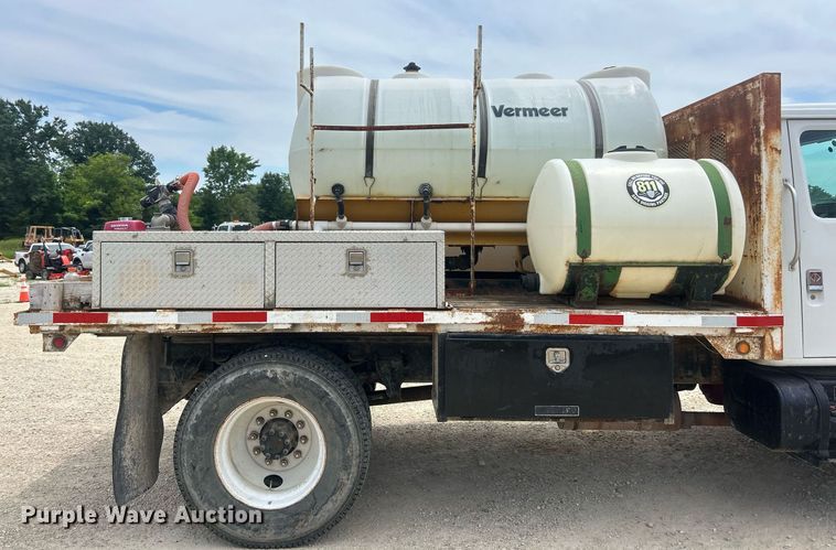 image for item EK8429 1998 International  4700 flatbed truck